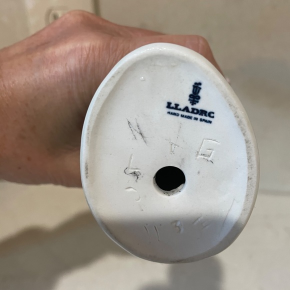 Vintage Lladro Women standing with Calla Lillies - Picture 3 of 3